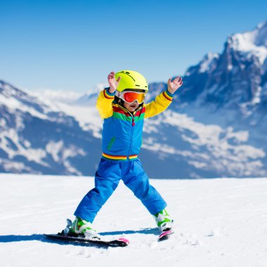 Küçük çocuk dağda Kayak