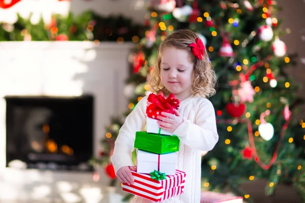 Niña abriendo regalos en la mañana de Navidad —  Fotos de Stock