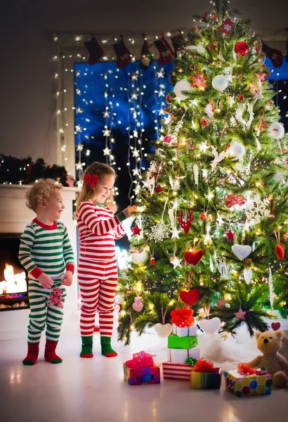 Kids decorating Christmas tree — Stock Photo, Image