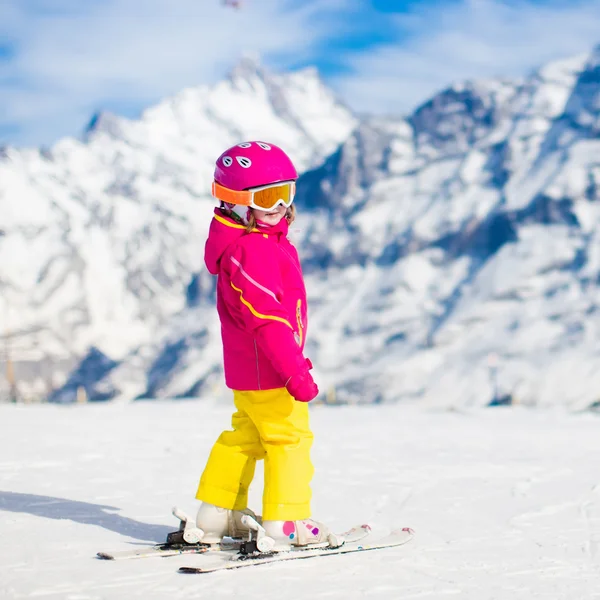 小孩在山上滑雪 — 图库照片