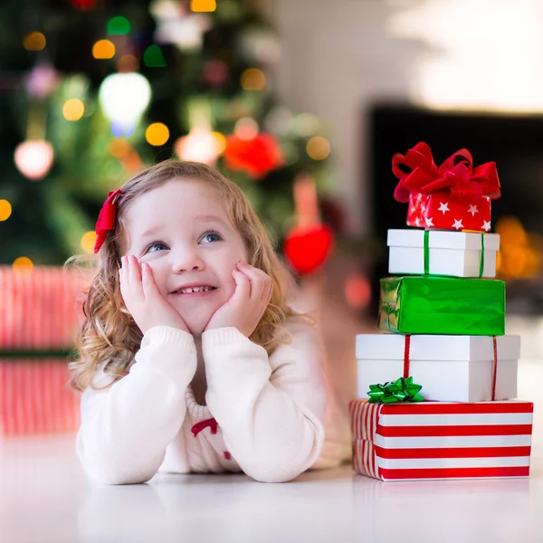 Kislány megnyitása bemutatja a karácsony reggel — Stock Fotó