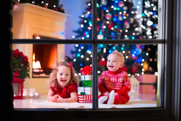 Niños jugando en la chimenea en Nochebuena —  Fotos de Stock