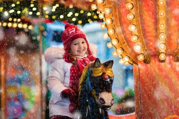 Barn ridning carousel på julmarknad — Stockfoto