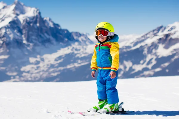 Küçük çocuk dağda Kayak — Stok fotoğraf