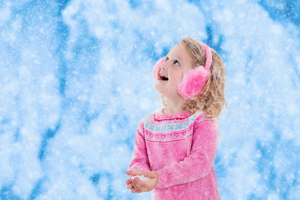 Menina pegando flocos de neve — Fotografia de Stock