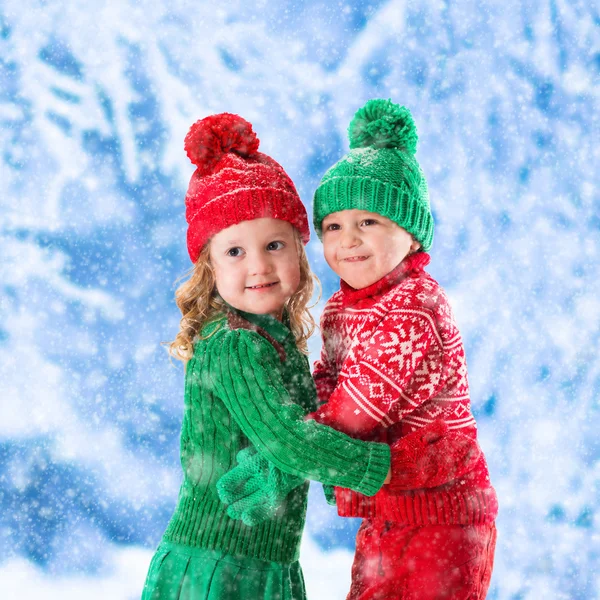 Crianças brincando na floresta de inverno nevado — Fotografia de Stock