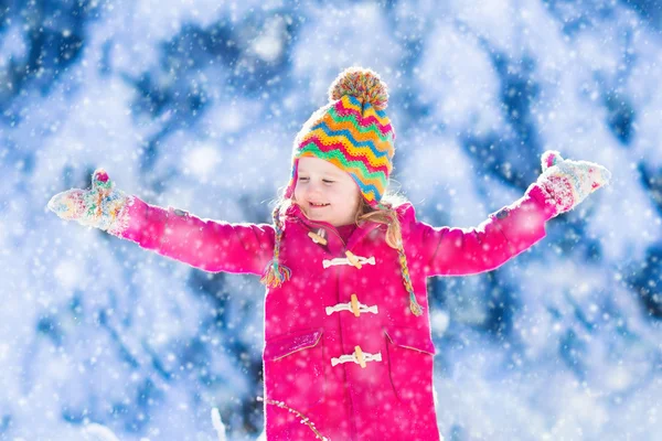 Criança se divertindo no parque de inverno nevado — Fotografia de Stock