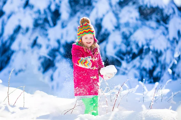 Child having fun in snowy winter park — Stock Photo, Image