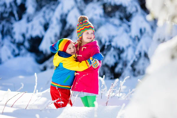 Bambini che giocano nel parco invernale innevato — Foto Stock