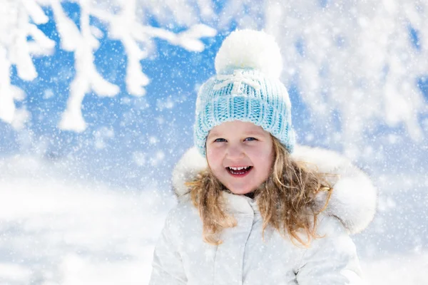 Niño divirtiéndose en el parque de invierno nevado —  Fotos de Stock