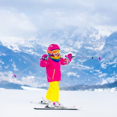 Küçük çocuk dağda Kayak