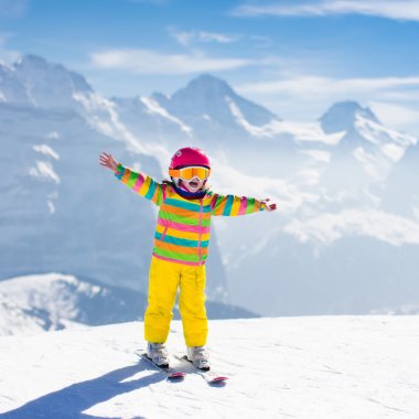 Küçük çocuk dağda Kayak