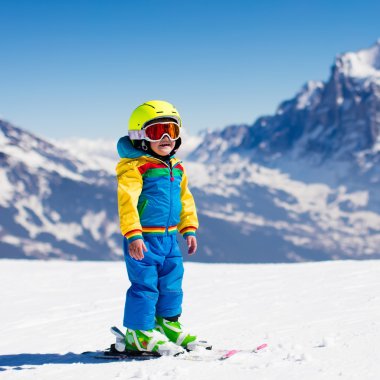 Küçük çocuk dağda Kayak