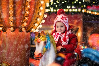 Çocuk sürme atlıkarınca üstünde Noel pazarı