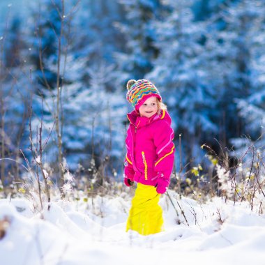 Karlı kış Park eğlenmek çocuk