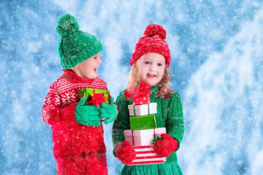 Çocuklar Noel ile karlı kış parkta sunar