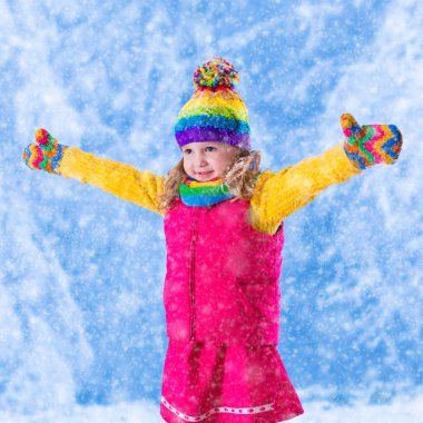 Karlı parkta oynarken küçük kız