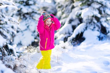 Karlı kış Park eğlenmek çocuk