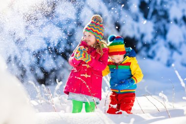 Karlı kış parkta oynayan çocuklar