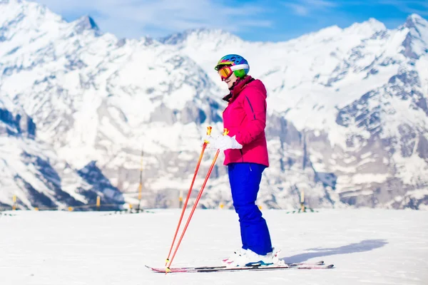 Young woman skiing in the mountains. — Stock Photo, Image