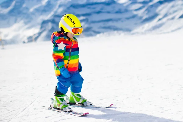 小孩在山上滑雪 — 图库照片