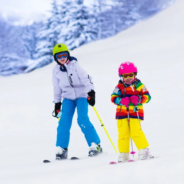 Kinderen skiën in de bergen — Stockfoto