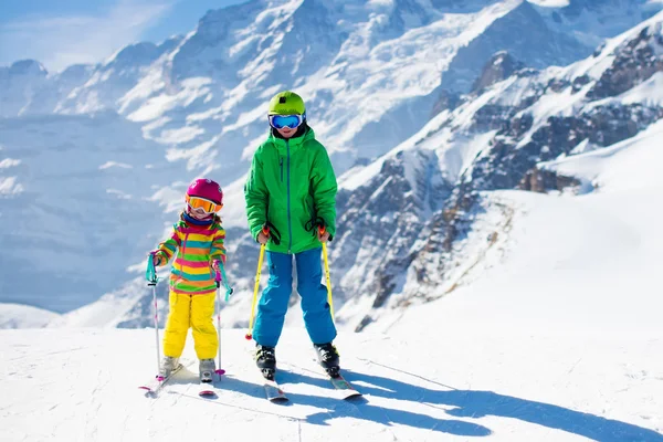 子供たちの山でスキー — ストック写真