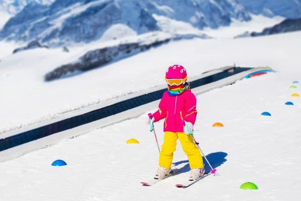 Child in ski school — Stock fotografie