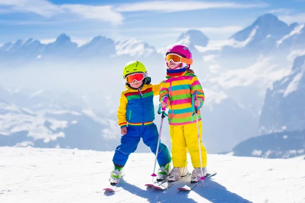 Дитячі лижі в горах — стокове фото