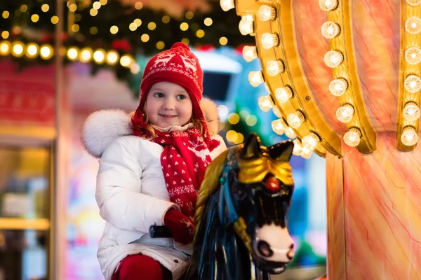 Barn ridning carousel på julmarknad — Stockfoto