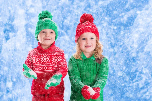 Bambini che giocano nella foresta invernale innevata — Foto Stock