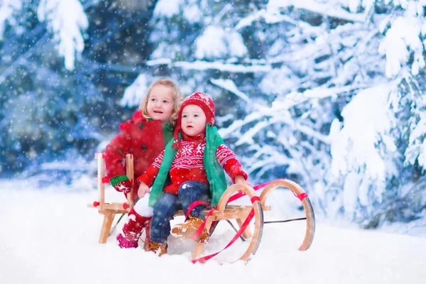 Crianças se divertindo em um passeio de trenó no inverno — Fotografia de Stock