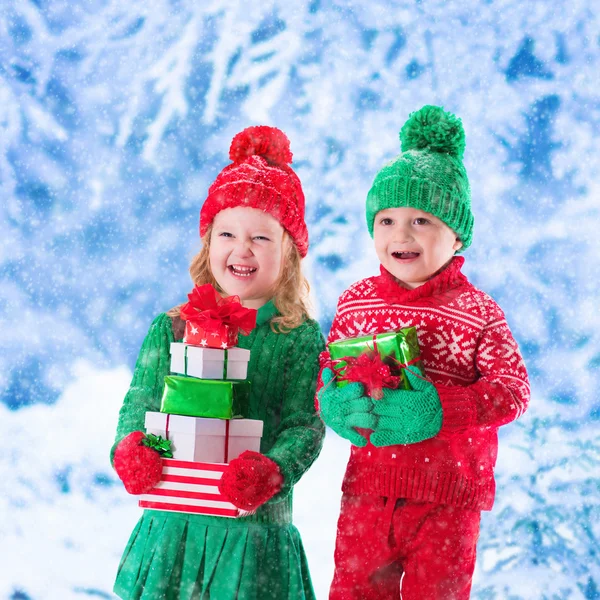 Děti s vánoční dárky — Stock fotografie