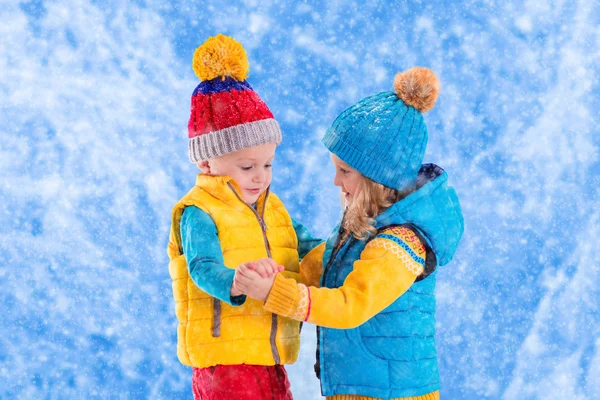Dzieci bawią się na świeżym powietrzu w zimie — Zdjęcie stockowe