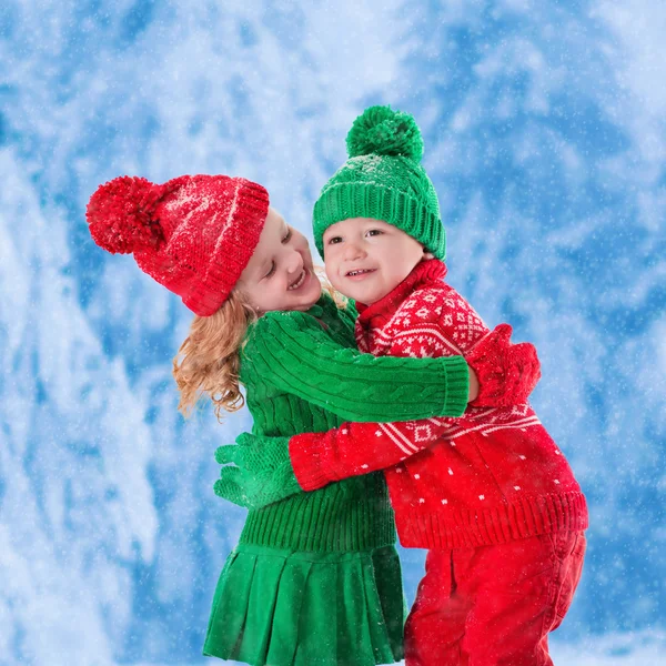 Kids playing in snowy winter forest — Stock Photo, Image