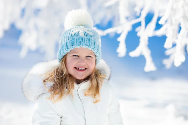 Niño divirtiéndose en el parque de invierno nevado — Foto de Stock