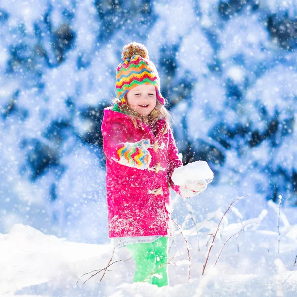 雪に覆われた冬の公園で楽しい子 — ストック写真