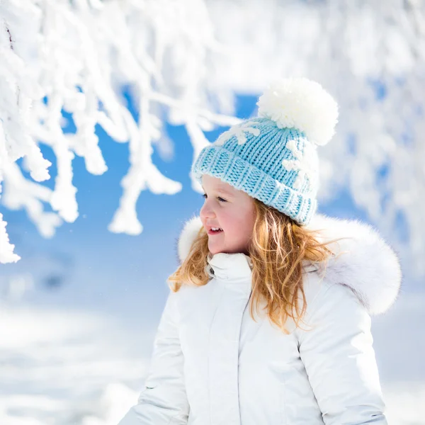 Enfant s'amusant dans un parc d'hiver enneigé — Photo