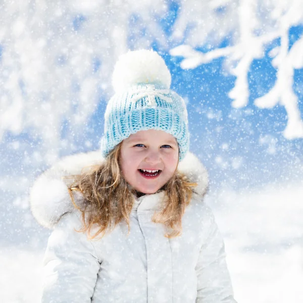 Niño divirtiéndose en el parque de invierno nevado —  Fotos de Stock