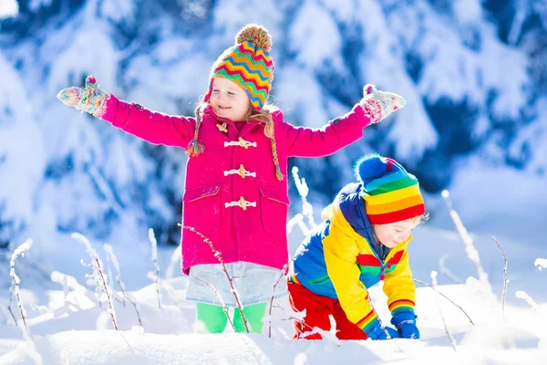 Gyermeke kipróbálhassa a szórakoztató, a havas téli park — Stock Fotó