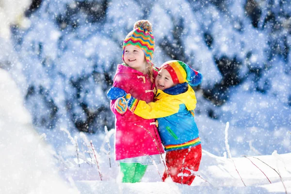 Children playing in snowy winter park — Stock Photo, Image