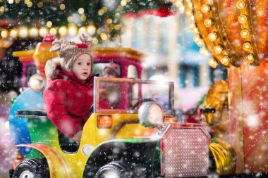 Çocuk sürme atlıkarınca üstünde Noel pazarı