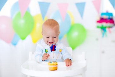 Litte çocuk kutluyor ilk doğum günü