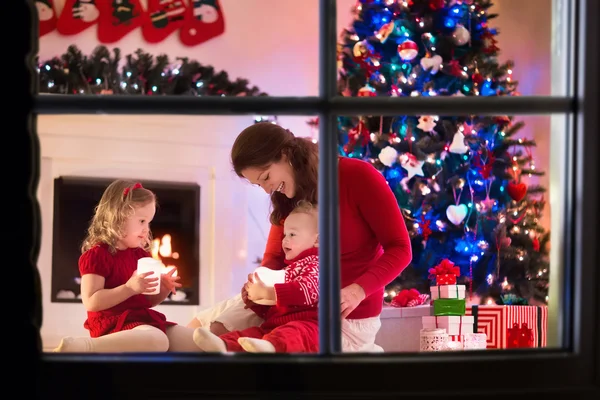 Mère et enfants à la maison la veille de Noël — Photo