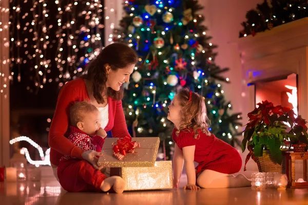 Mère et enfants à la maison la veille de Noël — Photo