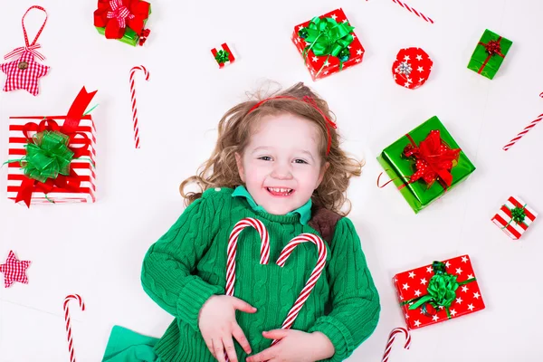 Kislány karácsonyi ajándékokat megnyitása — Stock Fotó