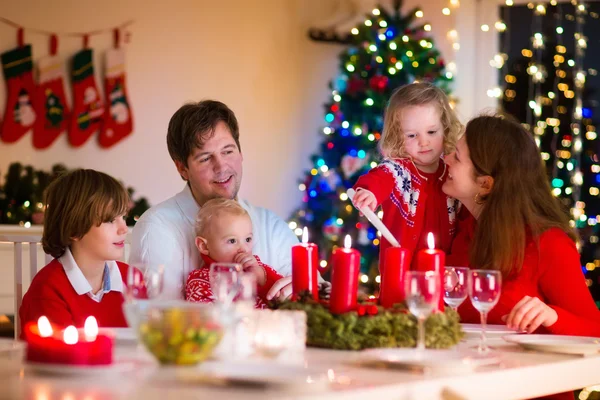 Familia con niños en la cena de Navidad en casa —  Fotos de Stock