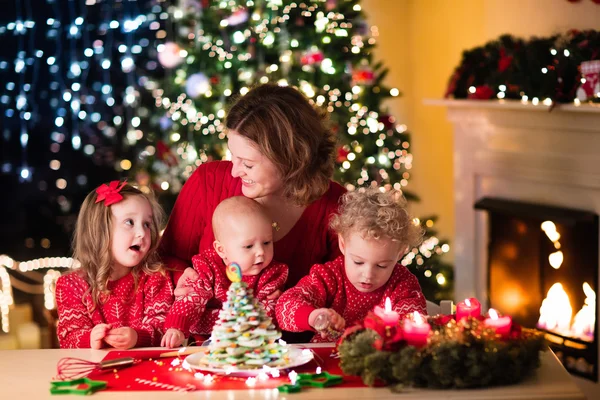 Familie backt Weihnachtsgebäck — Stockfoto