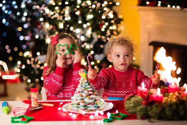 Çocuklar Noel arifesinde pişirme — Stok fotoğraf