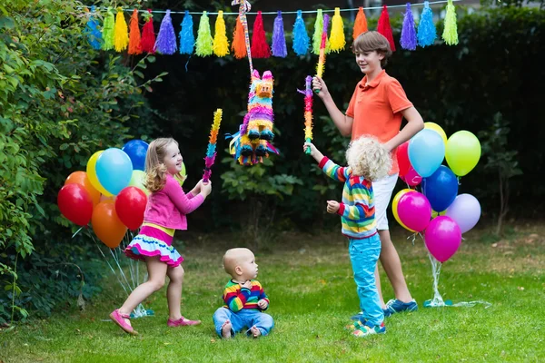 Enfants jouant avec anniversaire pinata — Photo